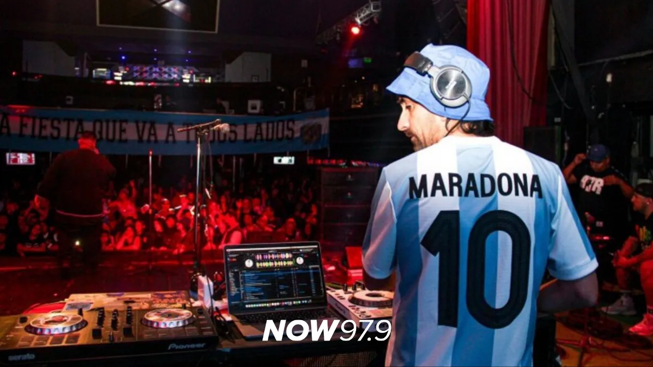 "Los himnos de los estadios de todo el mundo son de bandas nuestras." - Gastón Toloza, DJ y organizador de la fiesta "La Diez", sobre cómo recorrió el mundo con una fiesta inspirada en la pasión argentina por el fútbol.